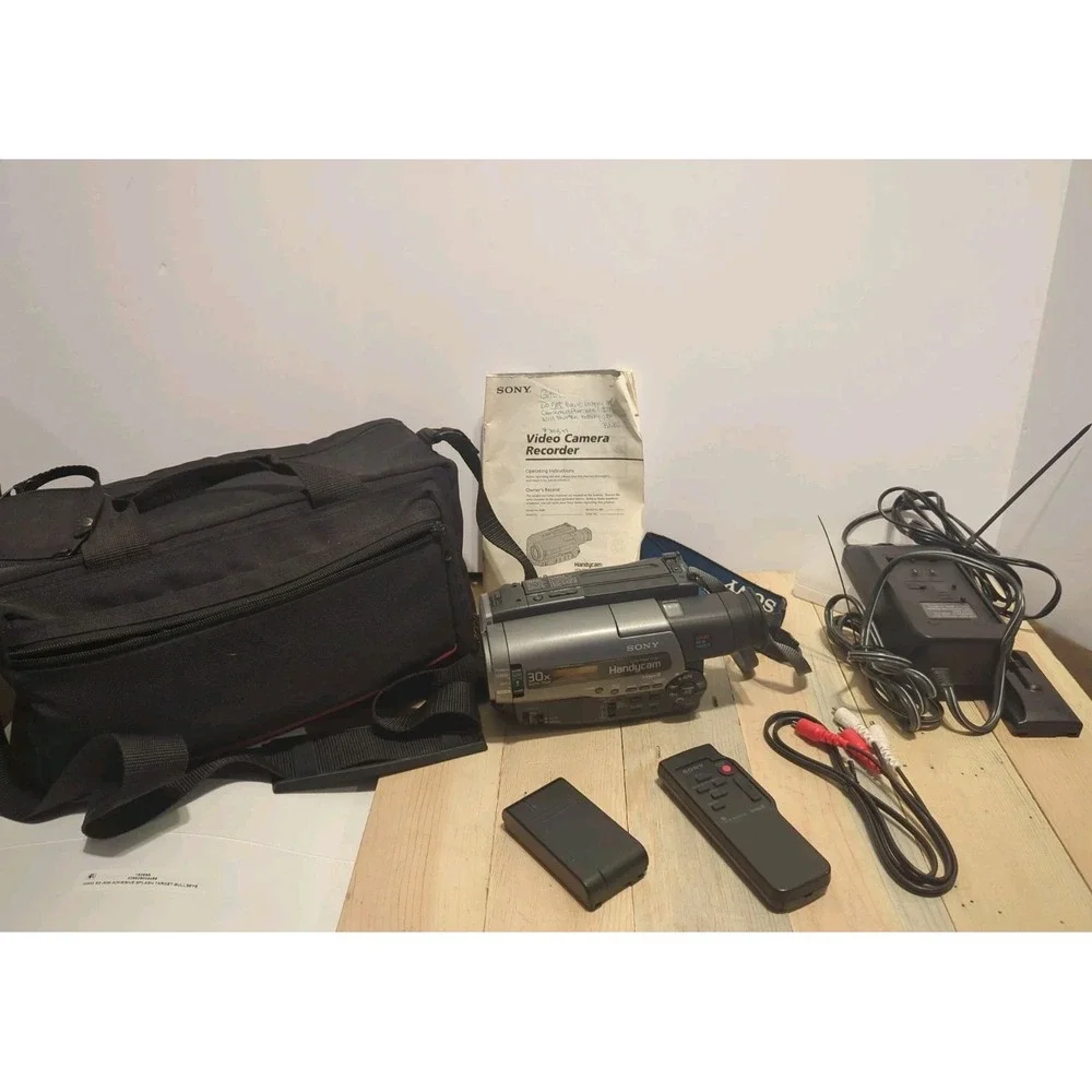 Sony Handycam CCD-TR86 Video 8 8mm Camcorder Bundle Bag Charger New Battery